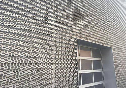 光影交織的守護(hù)者 酒店外墻沖孔鋁板與生活中的正能量共振